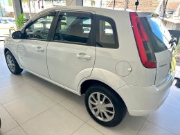 FORD - FIESTA - 2013/2014 - Branca - R$ 34.800,00