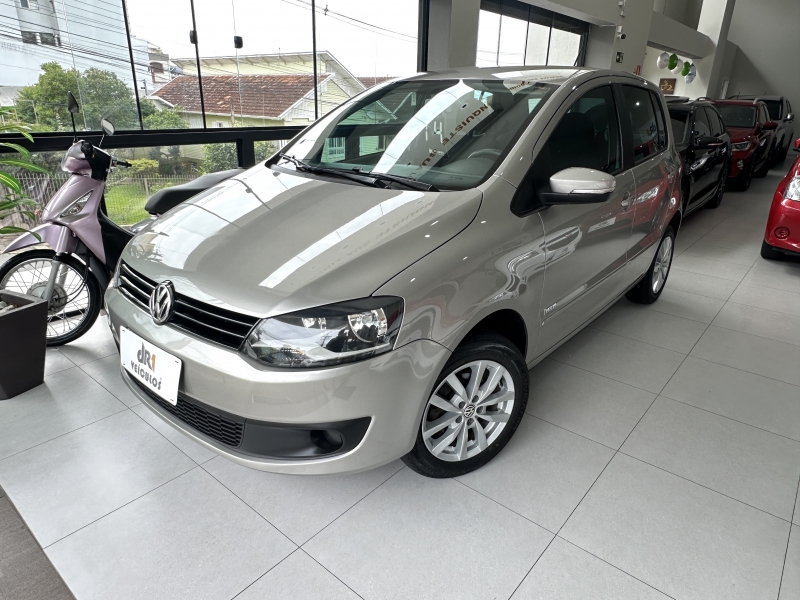 VOLKSWAGEN - FOX - 2013/2014 - Cinza - R$ 42.800,00