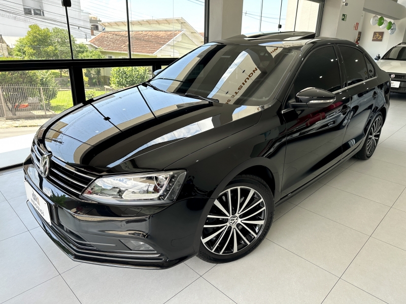 VOLKSWAGEN - JETTA - 2016/2017 - Preta - R$ 102.800,00