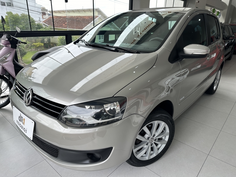 VOLKSWAGEN - FOX - 2013/2014 - Cinza - R$ 42.800,00