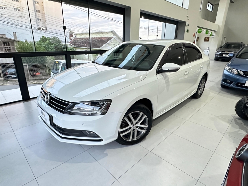 VOLKSWAGEN - JETTA - 2017/2018 - Branca - R$ 94.900,00