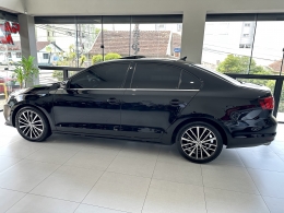 VOLKSWAGEN - JETTA - 2016/2017 - Preta - R$ 102.800,00