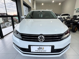 VOLKSWAGEN - JETTA - 2017/2018 - Branca - R$ 95.900,00