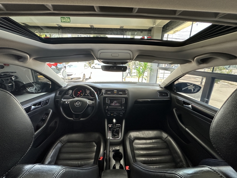 VOLKSWAGEN - JETTA - 2016/2017 - Preta - R$ 102.800,00