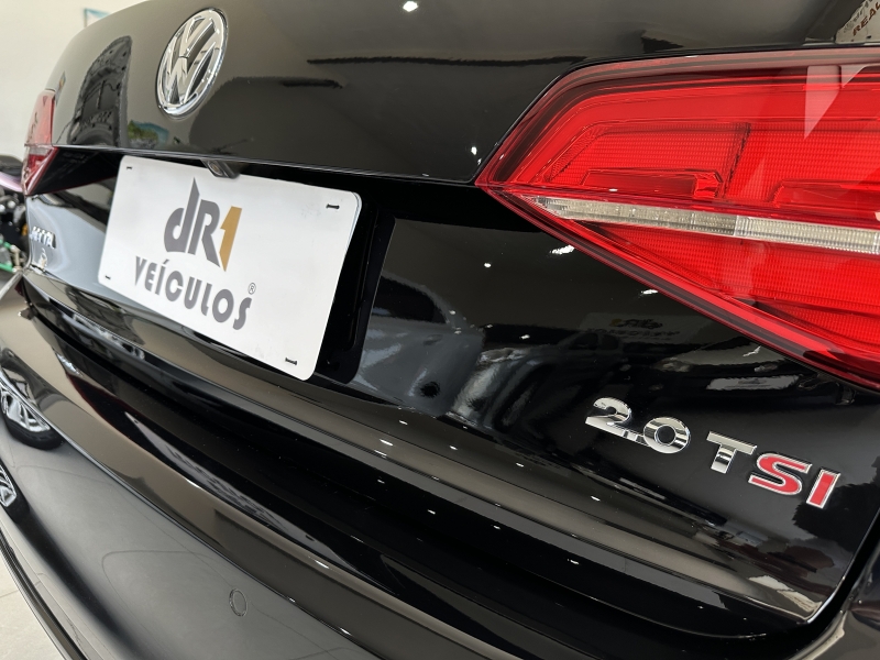 VOLKSWAGEN - JETTA - 2016/2017 - Preta - R$ 102.800,00