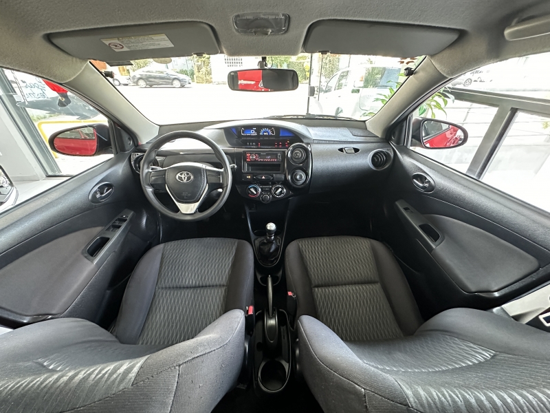 TOYOTA - ETIOS - 2016/2017 - Vermelha - R$ 53.800,00