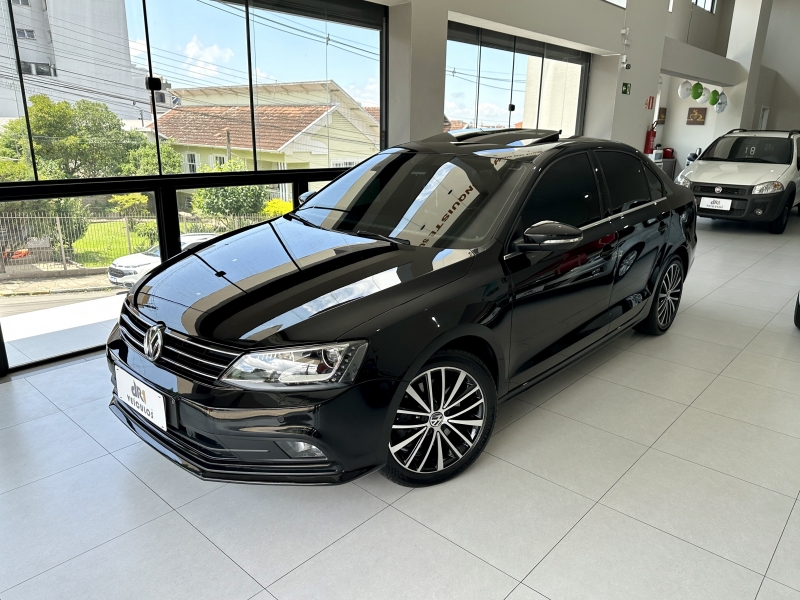 VOLKSWAGEN - JETTA - 2016/2017 - Preta - R$ 102.800,00