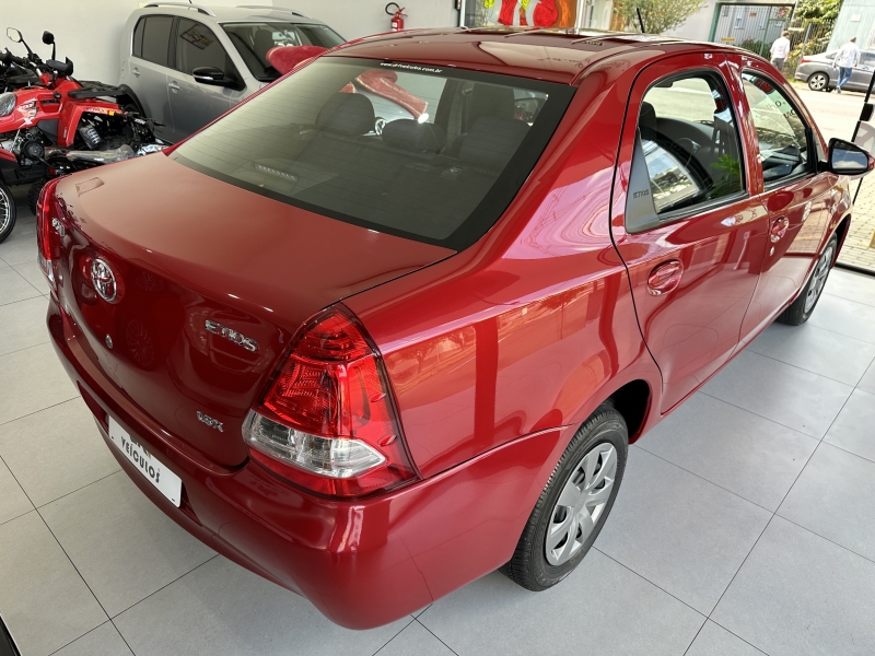 TOYOTA - ETIOS - 2016/2017 - Vermelha - R$ 53.800,00