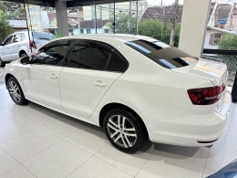 VOLKSWAGEN - JETTA - 2017/2018 - Branca - R$ 95.900,00