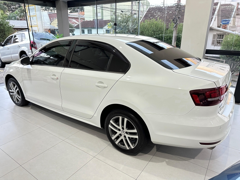 VOLKSWAGEN - JETTA - 2017/2018 - Branca - R$ 94.900,00