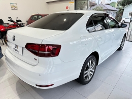 VOLKSWAGEN - JETTA - 2017/2018 - Branca - R$ 94.900,00