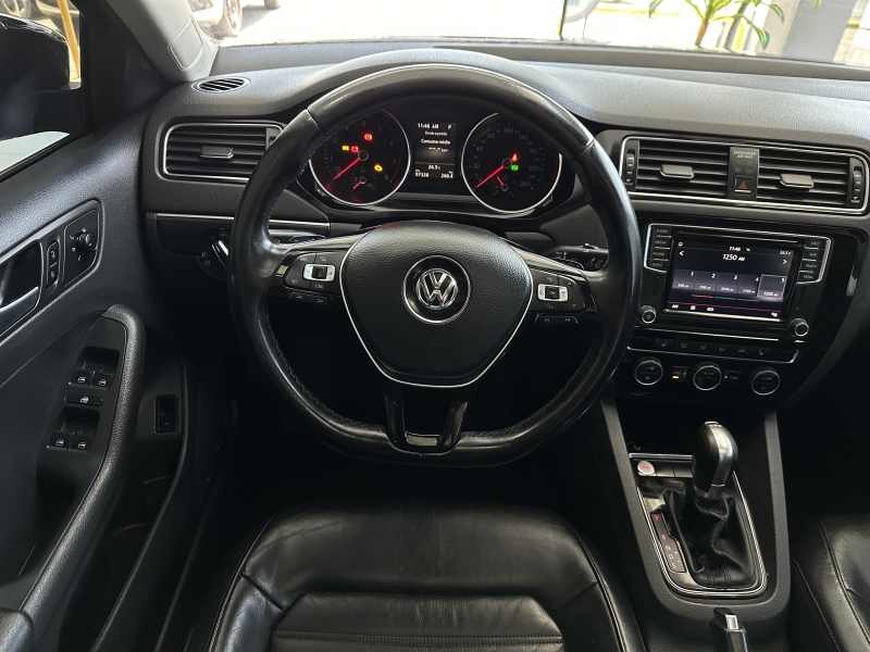 VOLKSWAGEN - JETTA - 2016/2017 - Preta - R$ 102.800,00