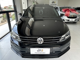 VOLKSWAGEN - JETTA - 2016/2017 - Preta - R$ 102.800,00