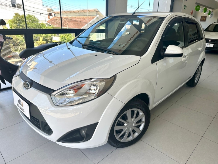 FORD - FIESTA - 2013/2014 - Branca - R$ 34.800,00