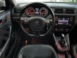 VOLKSWAGEN - JETTA - 2017/2018 - Branca - R$ 94.900,00