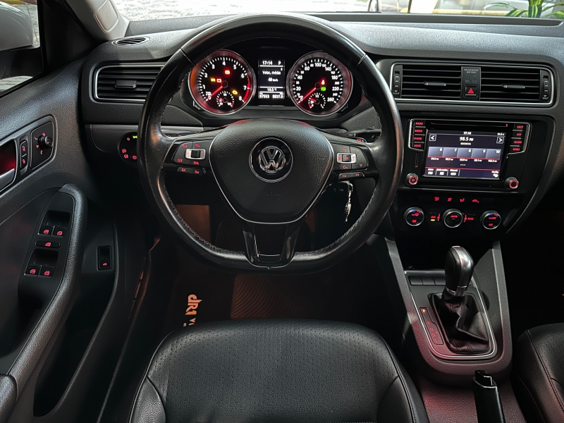 VOLKSWAGEN - JETTA - 2017/2018 - Branca - R$ 95.900,00