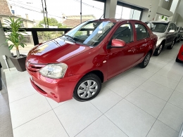 TOYOTA - ETIOS - 2016/2017 - Vermelha - R$ 53.800,00